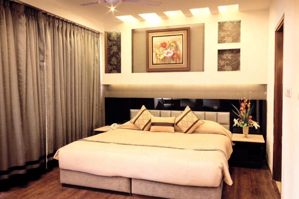 Club Florence Gurgaon Bagian luar foto