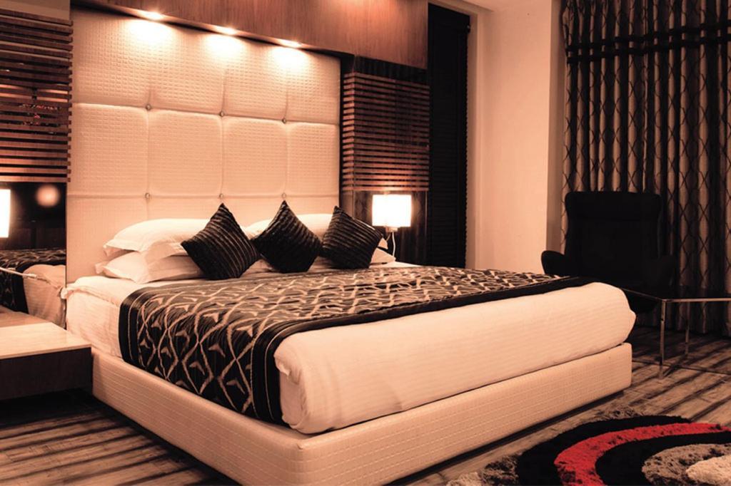 Club Florence Gurgaon Bagian luar foto