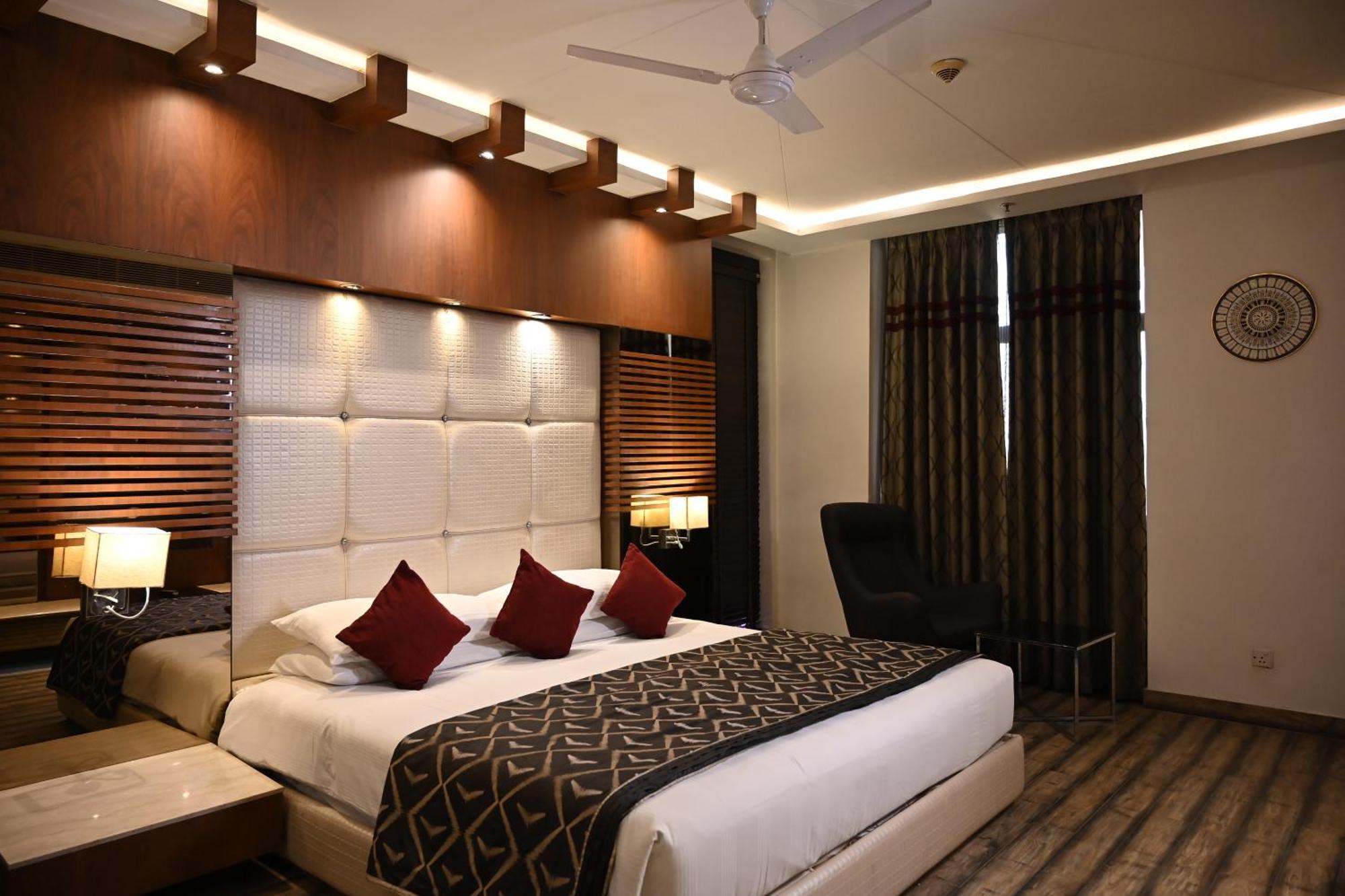 Club Florence Gurgaon Bagian luar foto