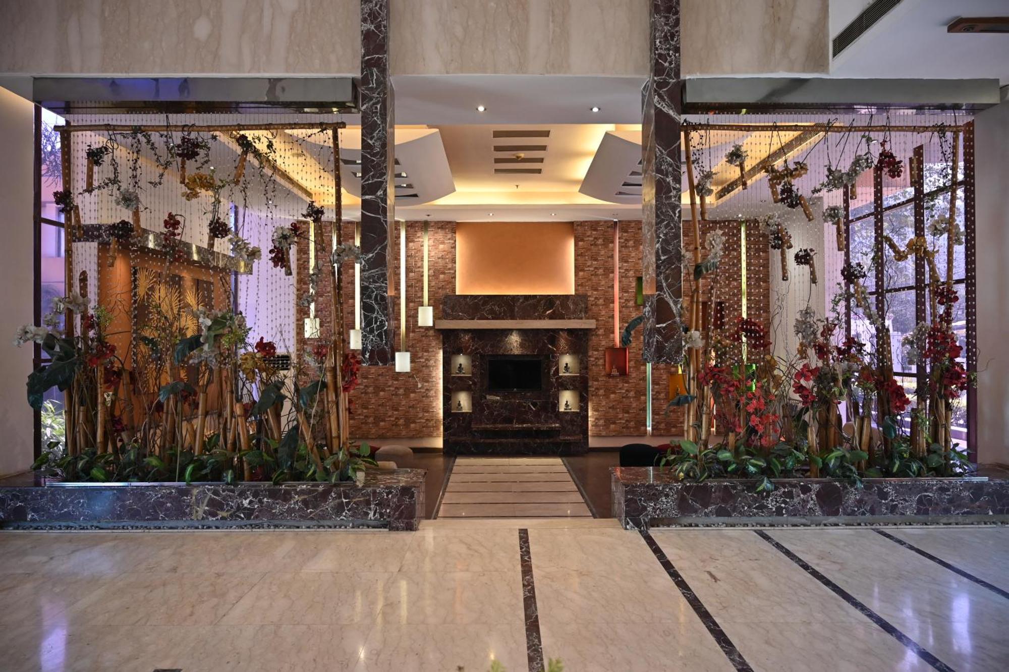 Club Florence Gurgaon Bagian luar foto
